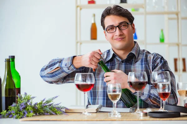 Profesyonel şarap garsonu kırmızı şarap tadıyor.