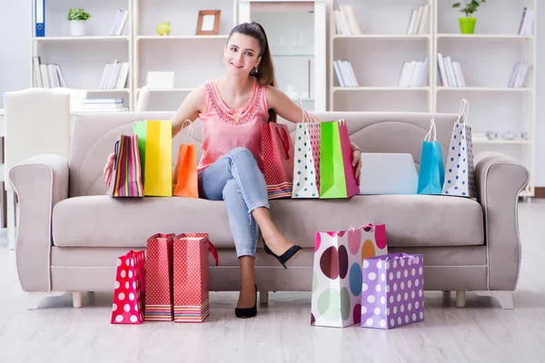 Ung kvinna efter shopping med väskor — Stockfoto
