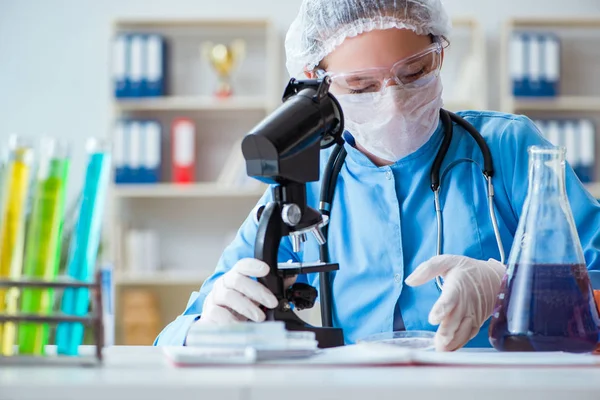 Laboratuvarda deneyler yapan kadın bilim adamı.
