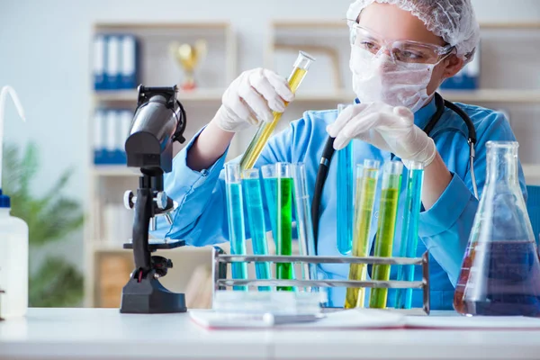 Исследовательница-женщина проводит эксперименты в лаборатории — стоковое фото