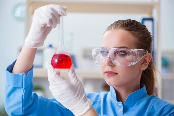 Kvinnlig forskare som utför ett experiment i ett laboratorium — Stockfoto