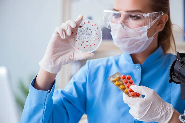 Bir laboratuarda deney yapan kadın bir bilim adamı.