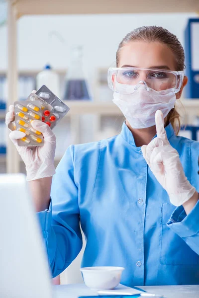 Bir laboratuarda deney yapan kadın bir bilim adamı.