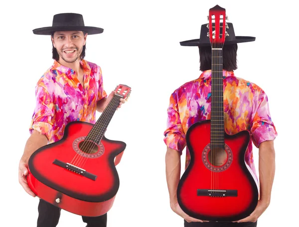 Gitarlı bir sombrero giyen adam.