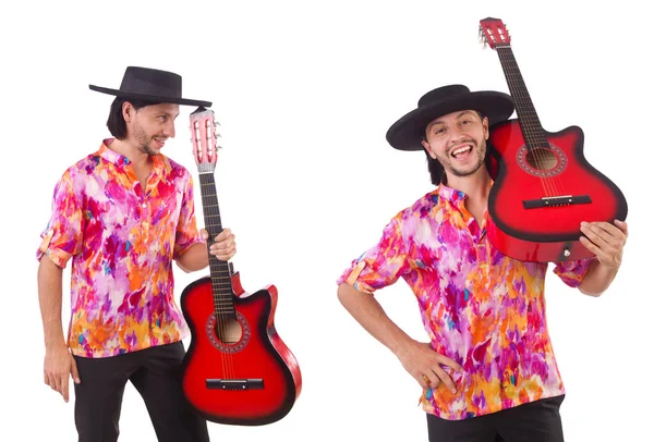 Gitarlı bir sombrero giyen adam.