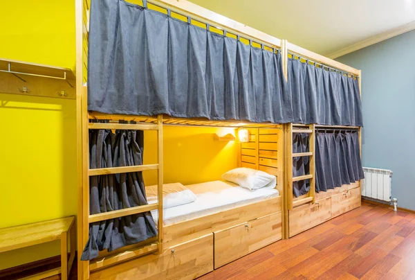 Hostel Schlafsaal Betten im Zimmer angeordnet — Stockfoto