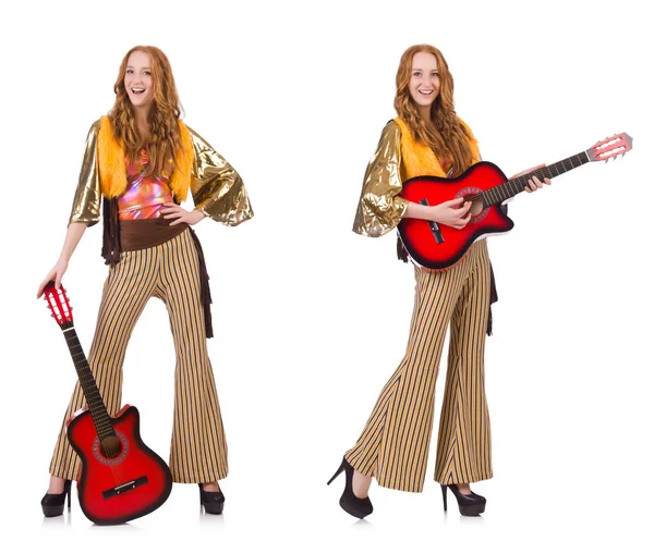 Giovane ragazza con chitarra su bianco — Foto Stock