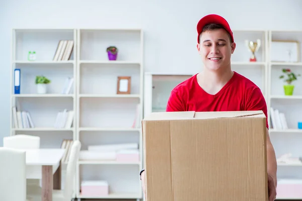 Postmann liefert ein Paket aus — Stockfoto