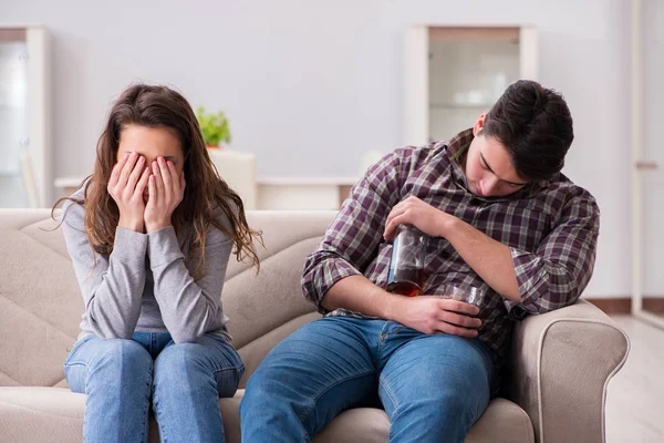 Genç bir aile kavramında içki sorunu yaşayan sarhoş bir koca.