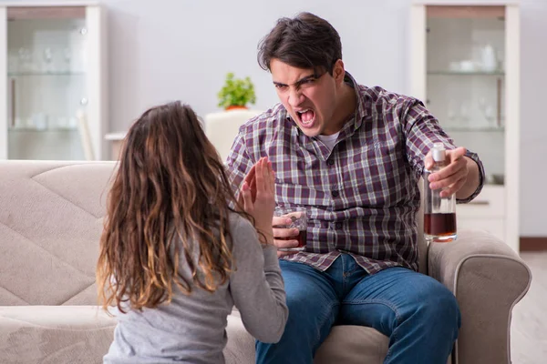 Sarhoş alkoliklerle aile içi şiddet kavramı
