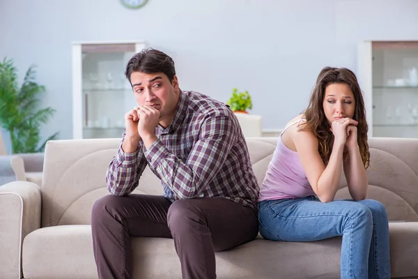 Famiglia giovane nel concetto di relazione interrotta — Foto Stock