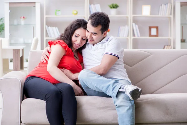 Familia joven pareja esperando un bebé — Foto de Stock