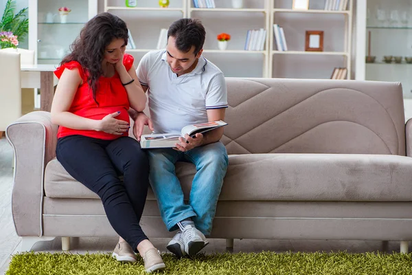 Bir bebek bekleyen genç çift.