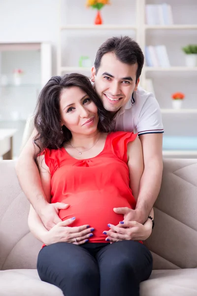 Familia joven pareja esperando un bebé — Foto de Stock