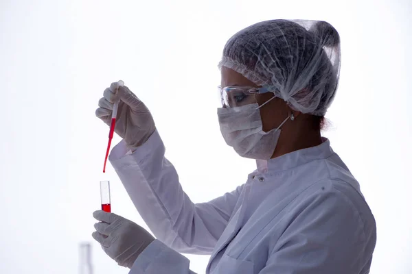 Wissenschaftlerin bei einem Experiment in einem Labor — Stockfoto