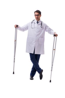 Genç doktor, beyaz sırtında tek başına yürüyor.