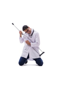 Genç doktor, beyaz sırtında tek başına yürüyor.