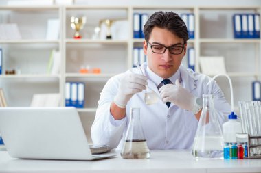 Genç araştırmacı bilim adamı bir su testi kirliliği araştırması yapıyor.