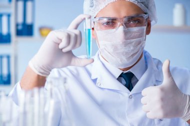 Bir laboratuarda deney yapan kadın bir bilim adamı.