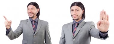 Beyaz izole gri elbiseli genç işadamı