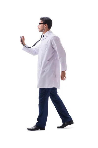 Молодий лікар стоїть ізольовано на білому фоні — стокове фото