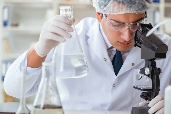 Jonge onderzoeker doet een watertest besmetting expe — Stockfoto