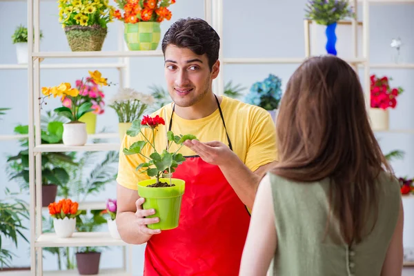 Флорист продає квіти в квітковому магазині — стокове фото