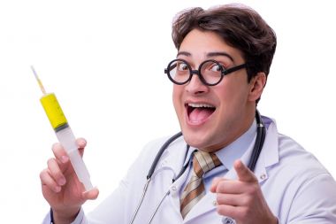 Beyaz şırıngalı komik doktor.