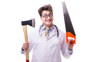 Balta ve üzerinde beyaz izole testere ile komik doktor