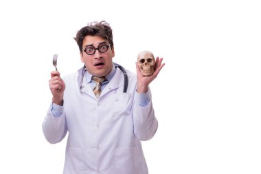Beyaz izole kafatası ile komik doktor
