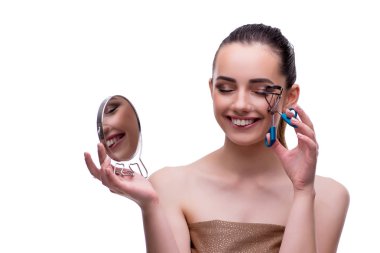 Güzellik konseptindeki kadın makyaj malzemesi kullanıyor.