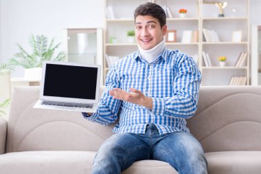 Evden çalışan boyunluk takan serbest çalışan bir adam.