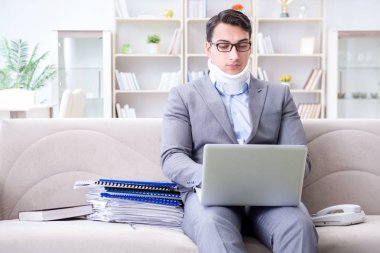 Boyunluk takan adam tele-telden çalışıyor.