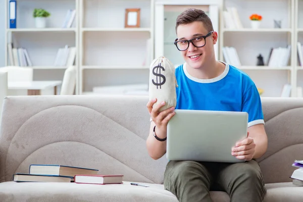 Estudiante joven preparándose para los exámenes que estudian en casa en un sofá — Foto de Stock