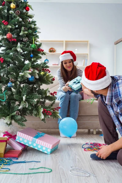 Подружка и парень открывают рождественские подарки — стоковое фото