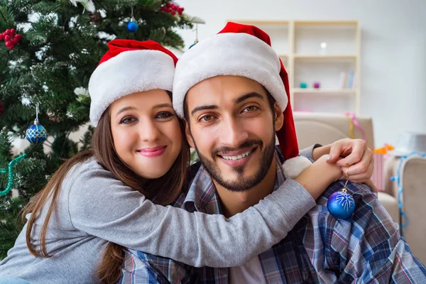 ハッピーカップル抱擁中クリスマス — ストック写真