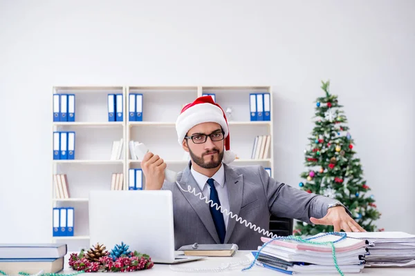 Jovem empresário comemorando o Natal no escritório — Fotografia de Stock