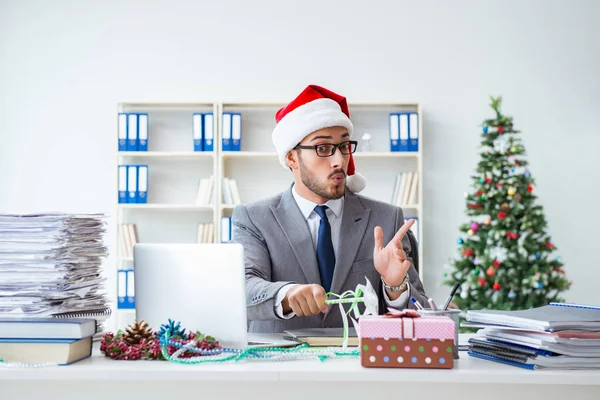 Jonge zakenman viert kerst op kantoor — Stockfoto
