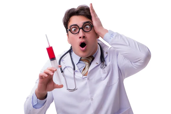 Zabawny lekarz ze strzykawką na białym — Zdjęcie stockowe