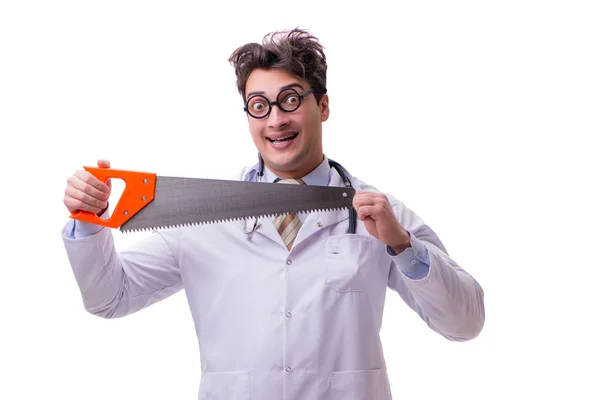 Grappige dokter met zaag geïsoleerd op wit — Stockfoto