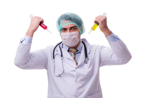 Смешной доктор со шприцем, изолированным на белом — стоковое фото