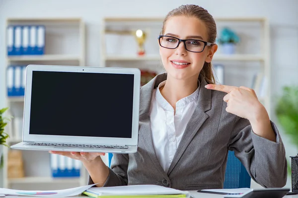 Joven contadora de negocios trabajando en la oficina — Foto de Stock