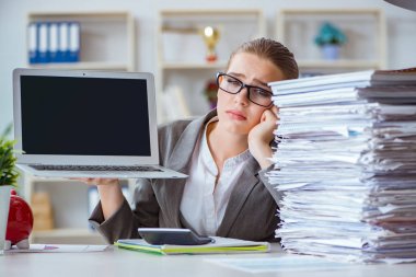 Ofiste çalışan genç iş kadını muhasebeci.