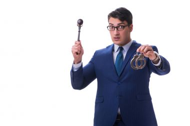 Beyaz arka planda tokmağı olan avukat hukuk öğrencisi.