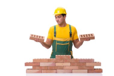Yakışıklı inşaat işçisi tuğla duvar inşa ediyor.