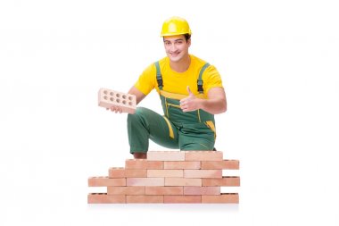 Yakışıklı inşaat işçisi tuğla duvar inşa ediyor.