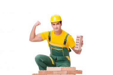 Yakışıklı inşaat işçisi tuğla duvar inşa ediyor.