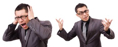 Beyaz izole gri elbiseli genç adam