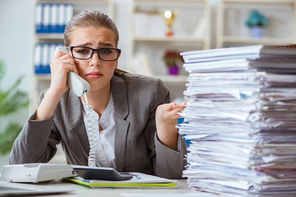 Junge Geschäftsfrau Buchhalterin arbeitet im Büro — Stockfoto