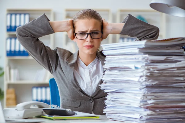 Mujer empresaria jefe contable trabajando en la oficina — Foto de Stock